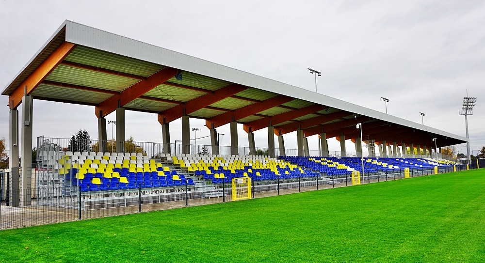 siedziska stadionowe w kolorze żółtym i niebieski