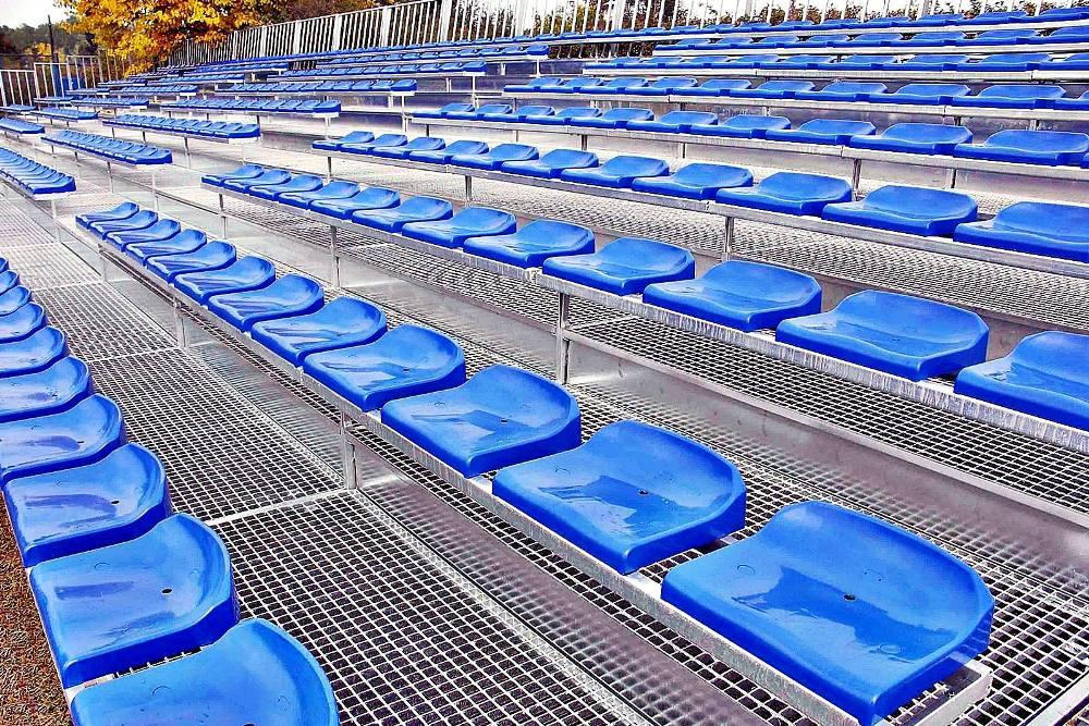 metalowe trybuny boiskowe z zamocowanymi niebieskimi krzesłami stadionowymi typ NO-04 ProStar