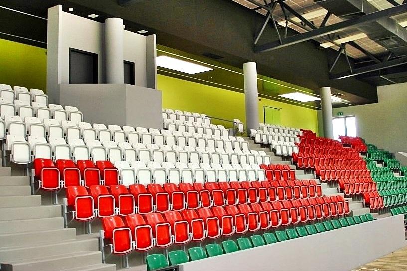Krzesła typ Arena z podnoszonym siedziskiem sportowe