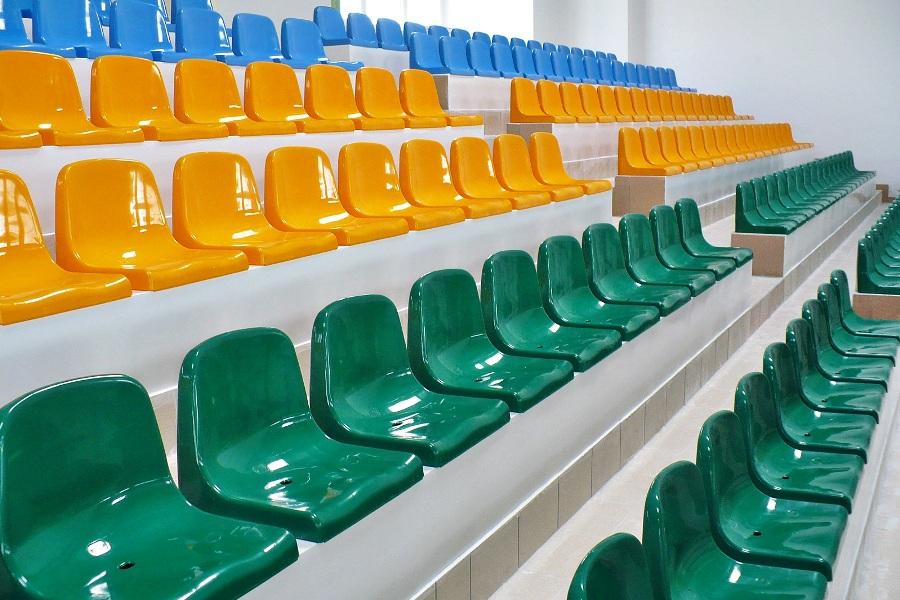 różnokolorowe krzesełka stadionowe ze wzmocnioną ścianą oparcia 