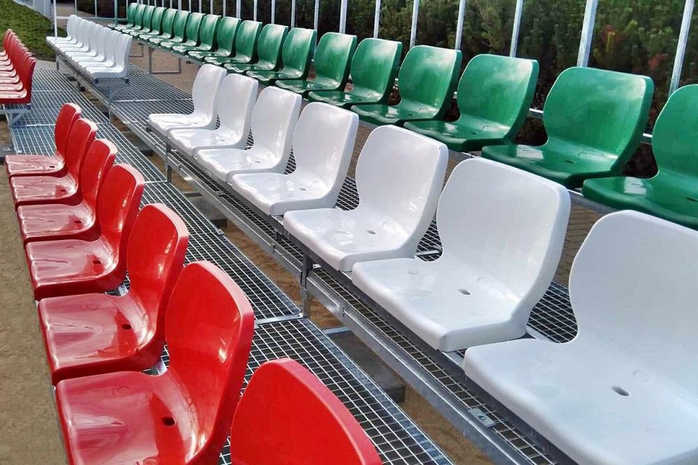 kolorowe siedziska stadionowe od polskiego producenta