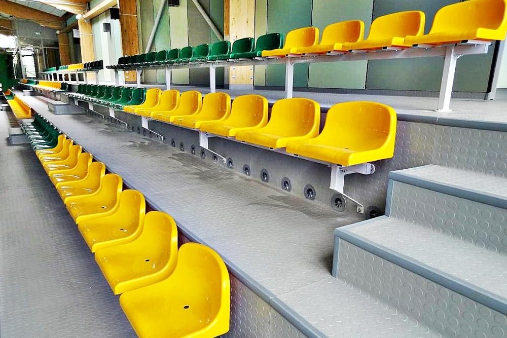 Siedziska stadionowe średnie na konstrukcji wiszącej mocowanej do ściany 
