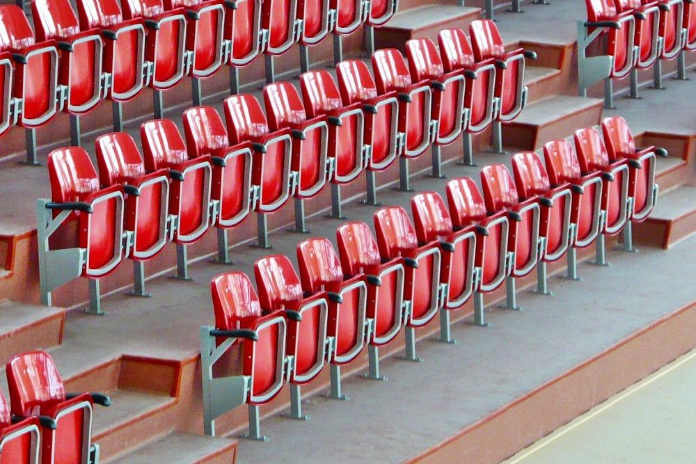 krzesła sportowe składane do hal sportowych z podłokietnikami 