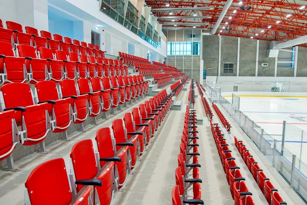 czerwone krzesła stadionowe składane z podłokietnikami do hali sportowej 