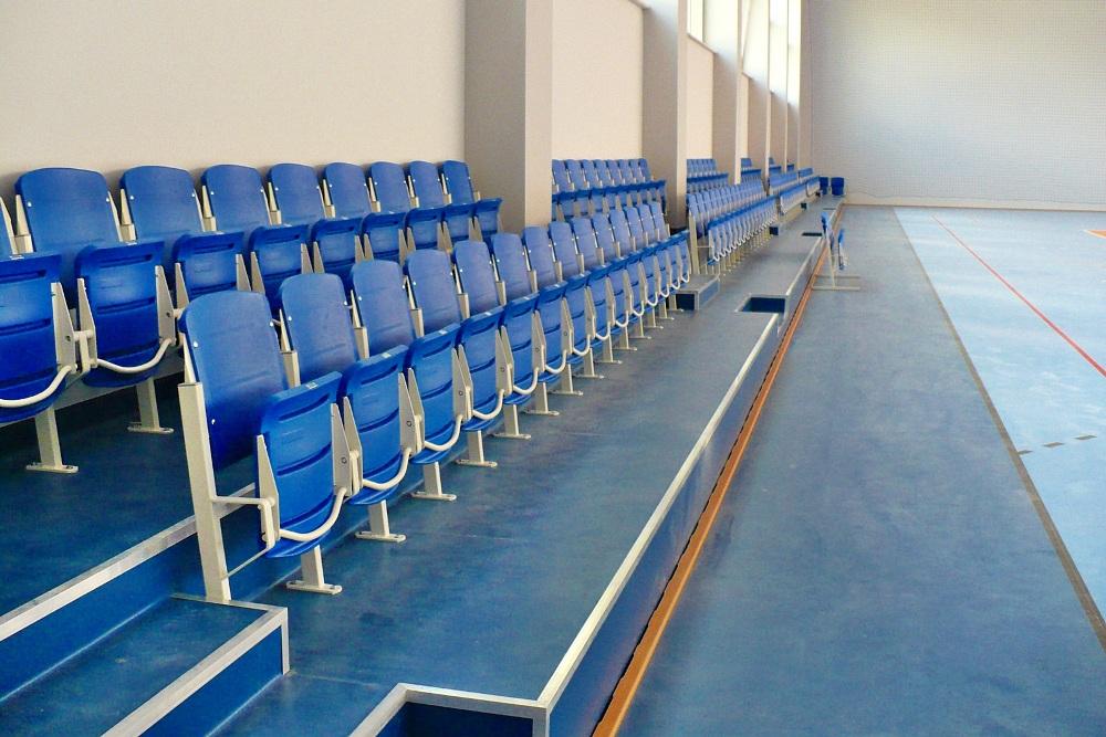 krzesełka stadionowe składane grawitacyjnie na hali sportowej