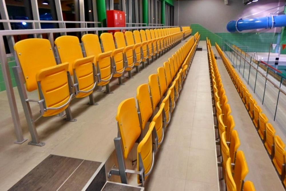 krzesełka stadionowe składane na basenie