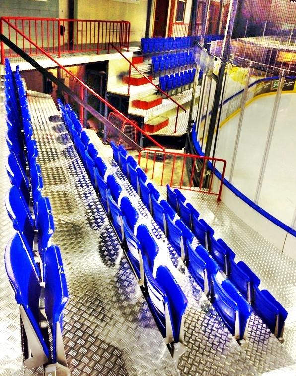 Krzesełka stadionowe składane siedzisko niebieskie od producenta 