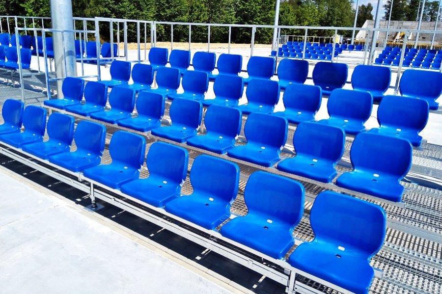 trybuny sportowe z profilowanymi ergonomicznie siedziskami stadionowymi  na kortach tenisowych w Kozerkach Wo-07 prostar 