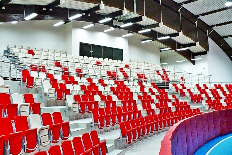 krzesła stadionowe z unoszonym siedziskiem białe i czerwone producent prostar