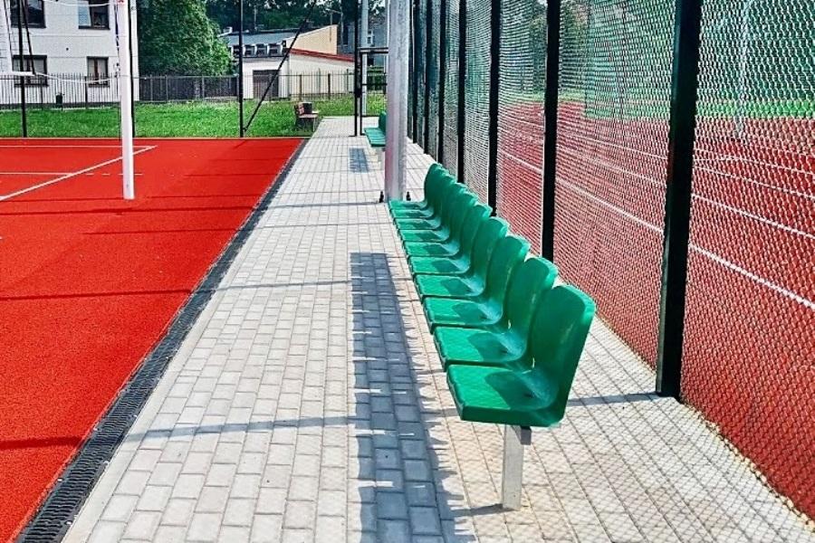 Ławki na boiska szkolne i stadiony różne typy krzesełek stadionowych i kolory  