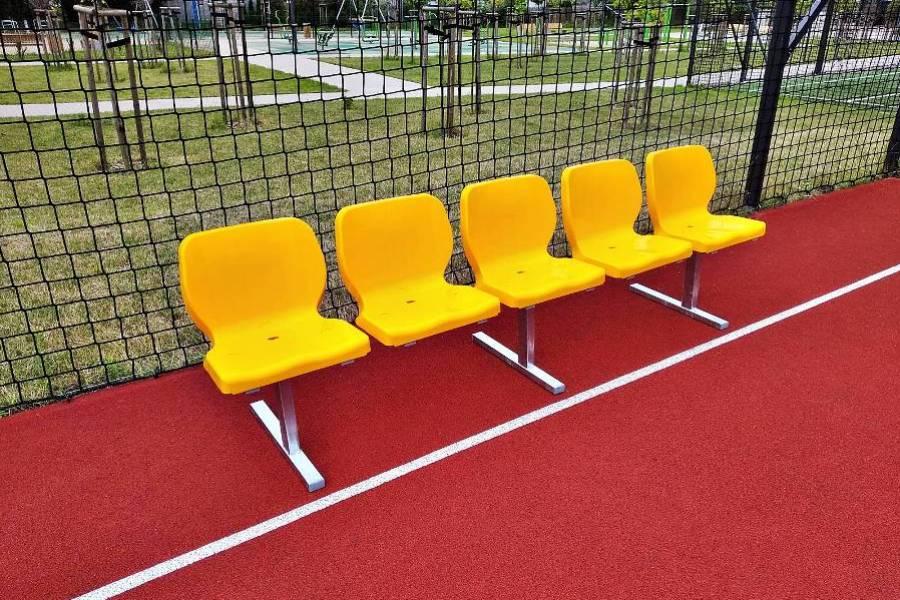 ławki boiskowe na płozach z plastikowymi siedzisakami stadionowymi Wo-07 producent 