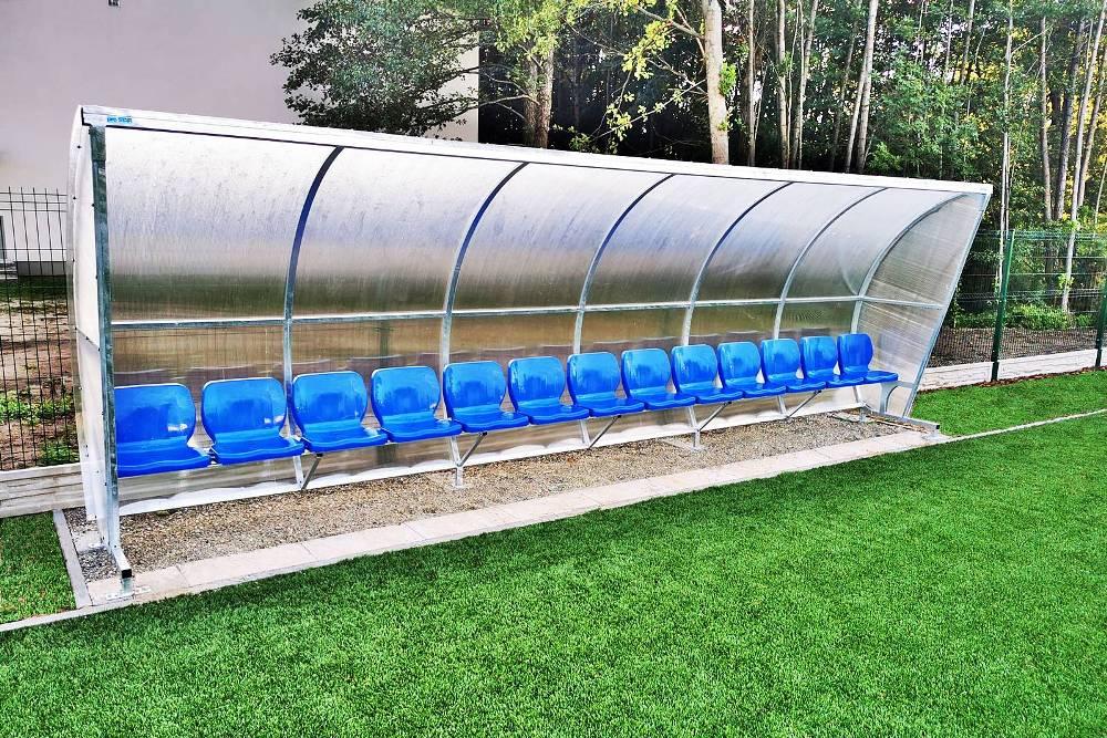 Ławki rezerwowych z niebieskimi krzesłami stadionowymi  WO-07 
