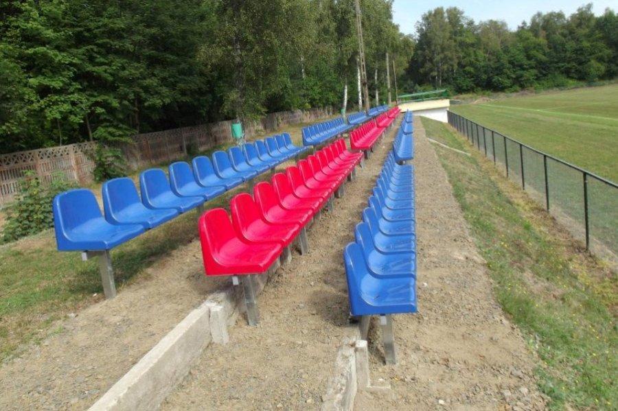 Trybuny stadionu z ławkami stadionowymi do zabetonowania i krzesłami plastikowymi 