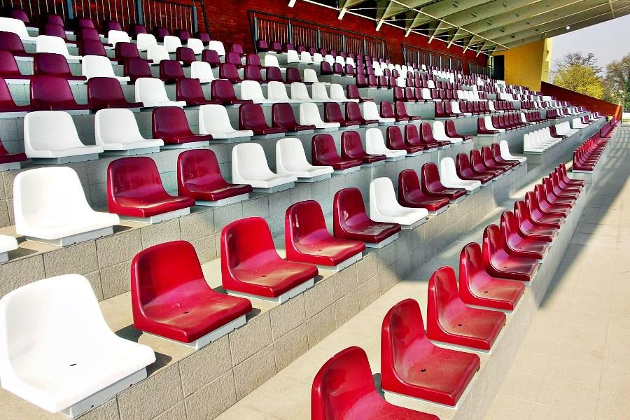 krzesełka stadionwe z metalową podkładką regulującą wysokość siedziska 