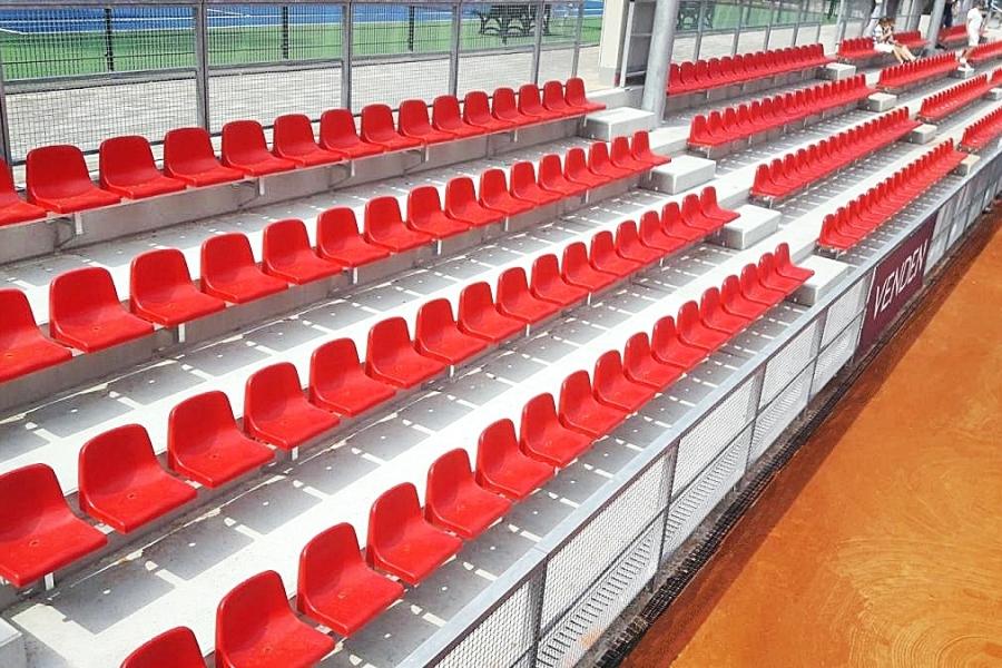 krzesełka stadionowe z oparciem 32 cm na trybunach zewnętrznych kortów tenisowych 