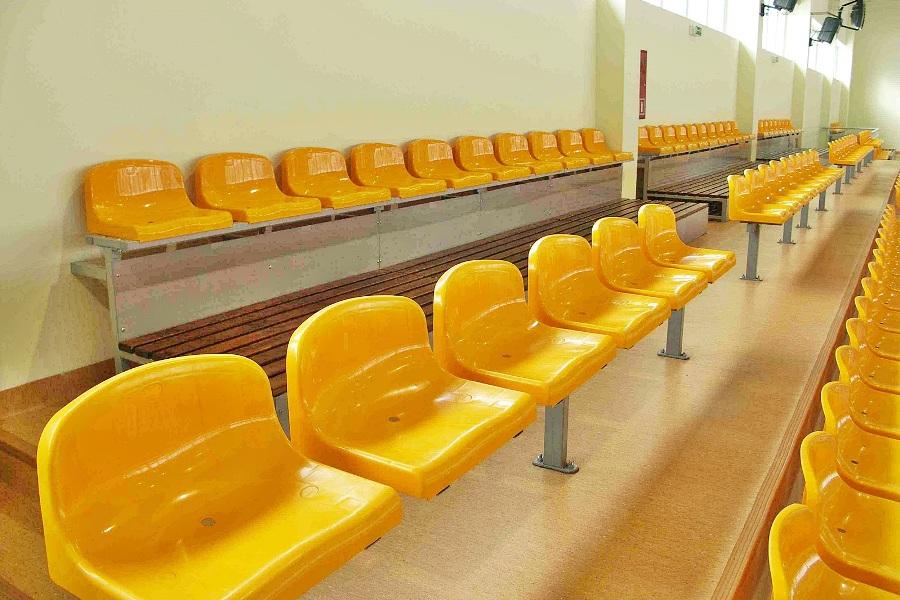 Krzesła stadionowe ze średnim oparciem typ SO-05 ProStar na trybunie sportowej w Hali sportowej 