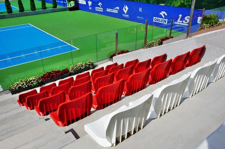 wzmocnienia żebrowe oparć krzeseł stadionowych WO-07 białe i czerwone korty tenisowe Kozerki  