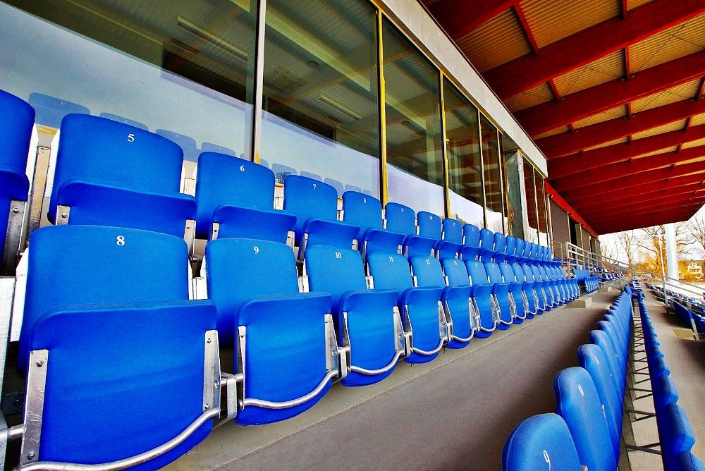 Krzesła stadionowe tapicerowane z podnoszonym siedziskiem VIP 