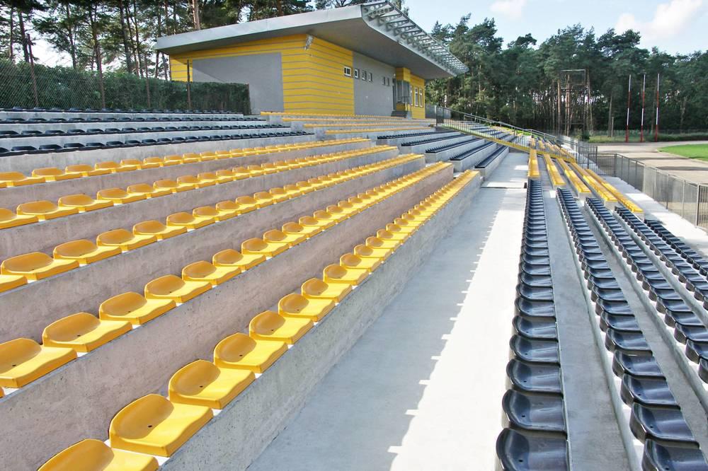 siedziska stadionowe żółte i czarne na trybunach stadionu proStar