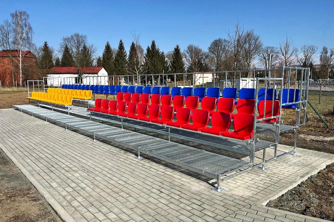 Ładna trybuna stadionowa z podestem przednim i nowoczesnymi siedziskami