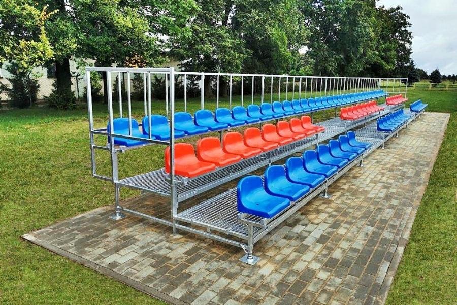 Nowoczesne krzesła stadionowe dla obiektów sportowych zamocowane na trybunie piłkarskiej 