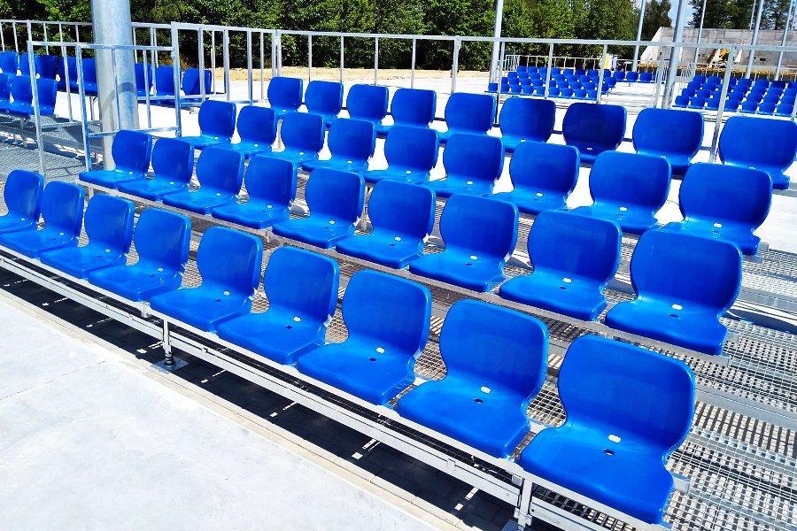 Nowoczesne sportowe trybuny stadionowe z certyfikowanymi krzesełkami oraz fotelikami w różnych typach kolorach i wymiarach  