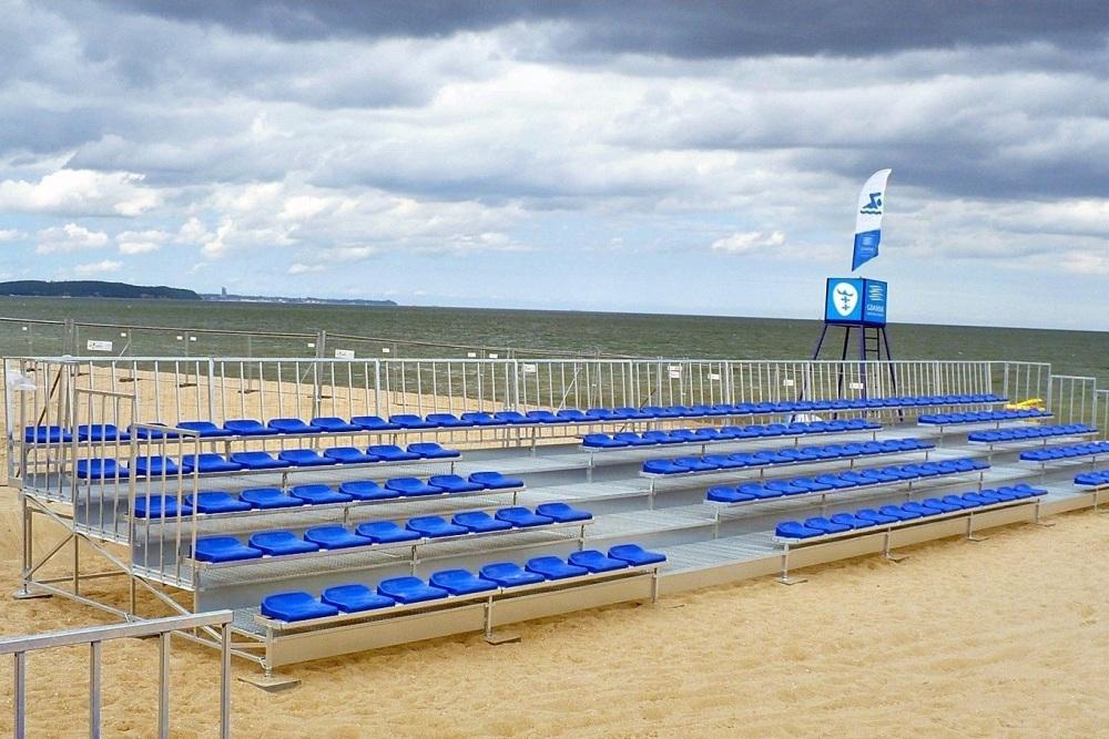 Zewnętrzna stalowa trybuna sportowa na boisko do siatkówki plażowej  w Sopocie i Gdańsku 