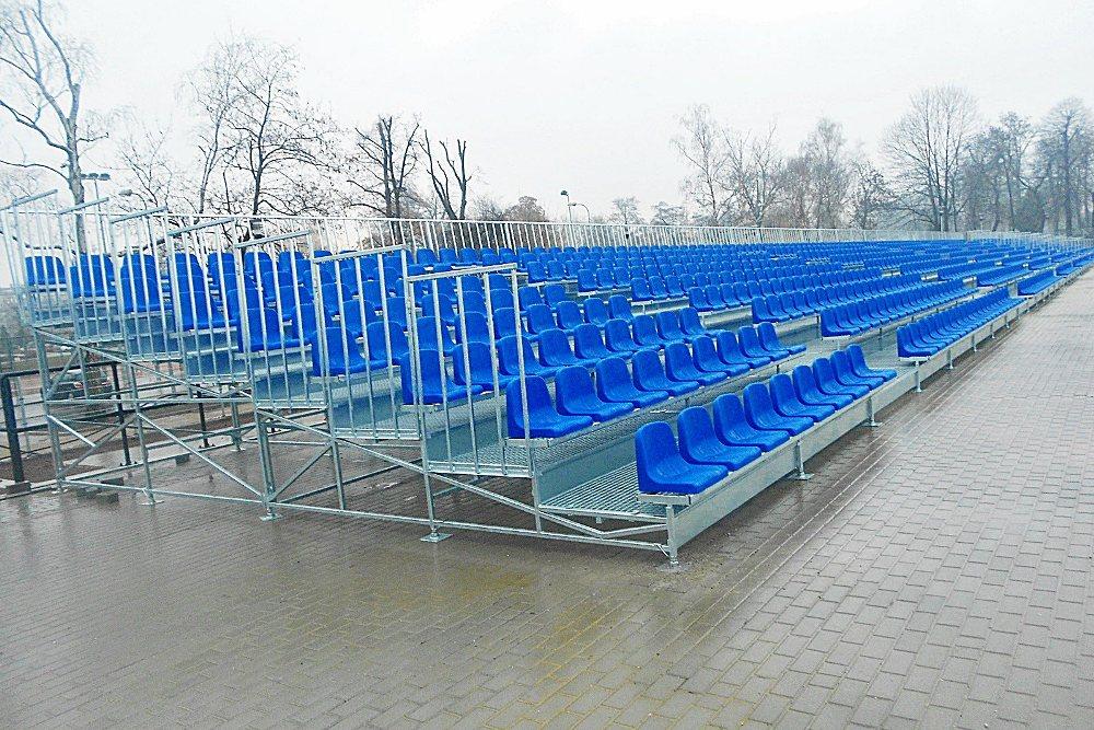 Przenośnie trybuny piłkarskie zewnętrzne metalowe cynkowane z siedziskami stadionowymi 