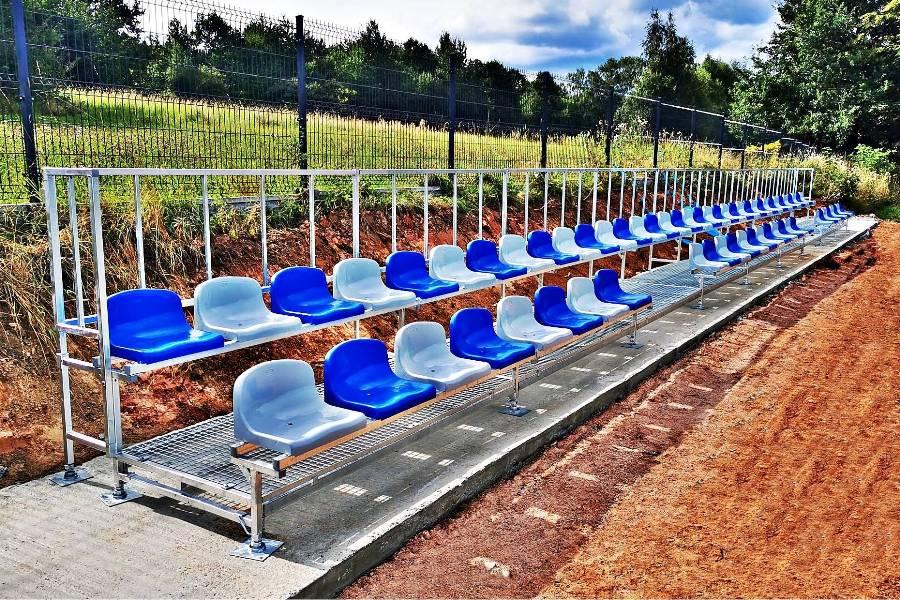 sportowa stadionowa trybuna dwurzędowa stalowa cynkowana z krzesełkami plastikowymi 