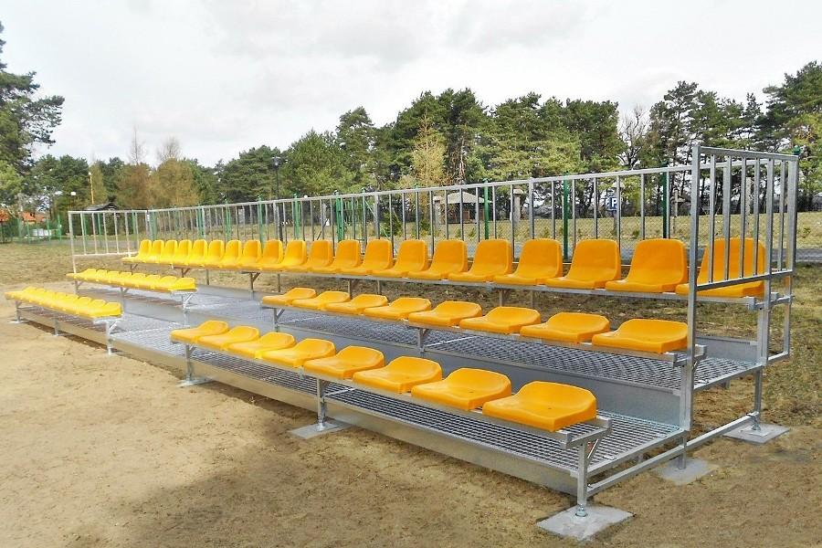 Przenośne i składane trybuny sportowe z dwoma typami krzeseł stadionowych - różne oparcia 