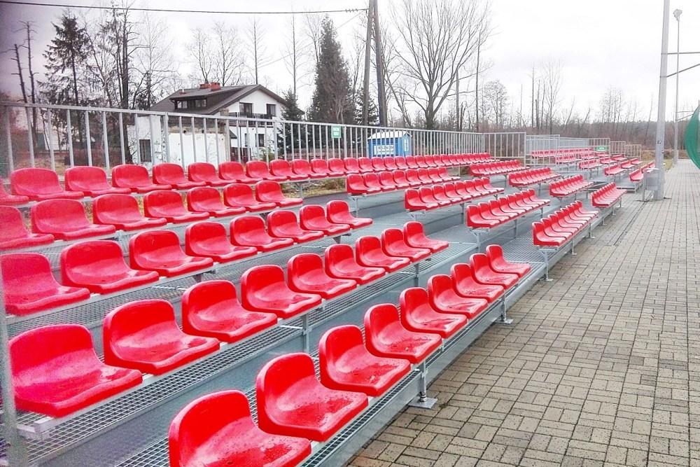 Trybuna sportowa z czerwonymi średnini krzesłami stadionowymi w dobrej cenie  